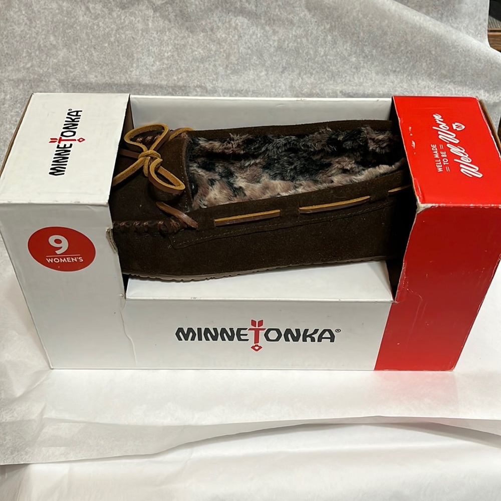 NIB Women’s Minnetonka Britt Trapper slippers Size 9 Chocolate